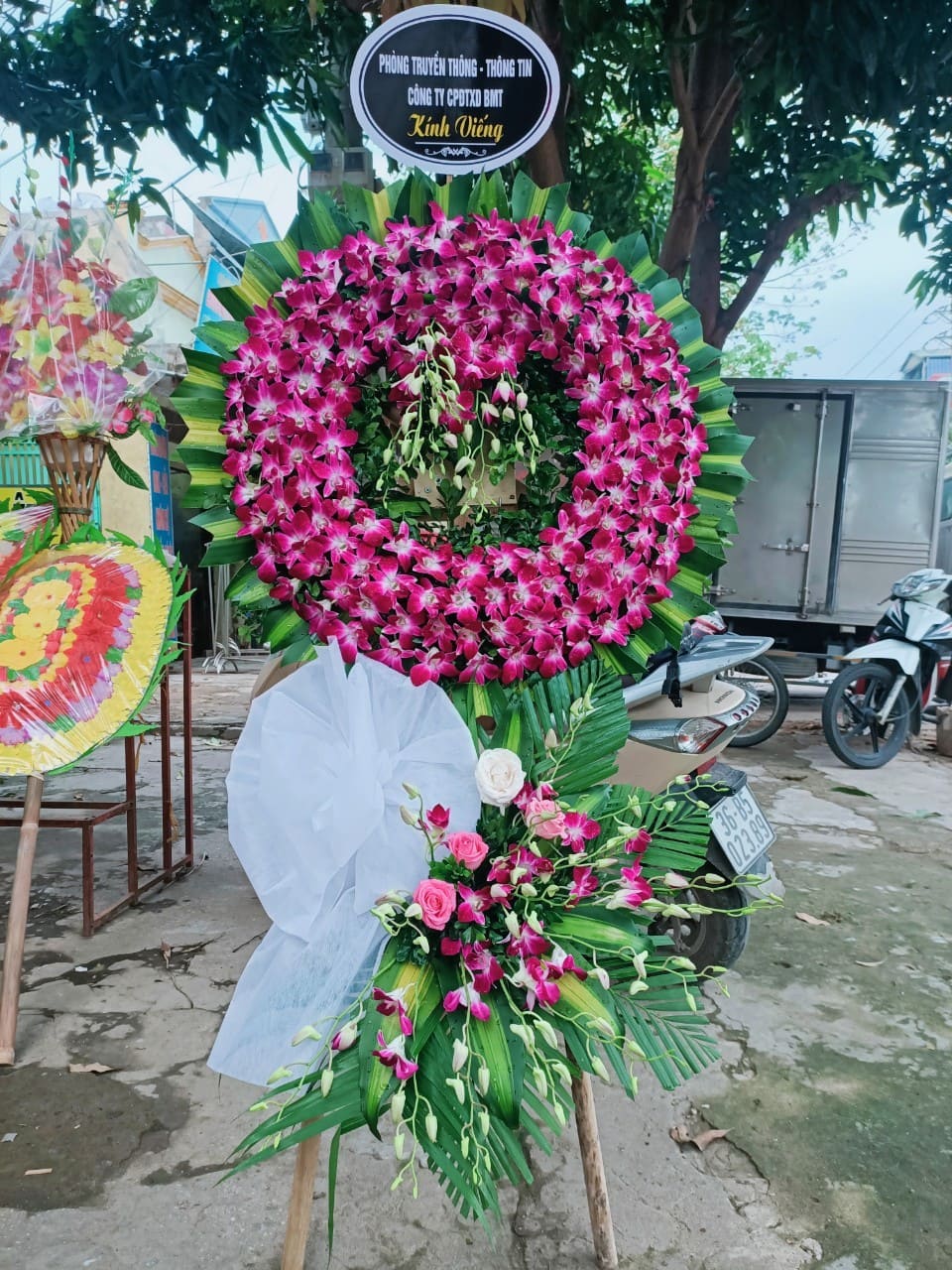 đặt hoa viếng đám tang