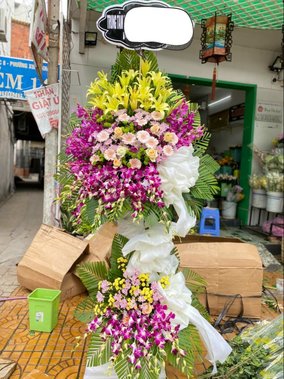 đặt hoa viếng đám tang