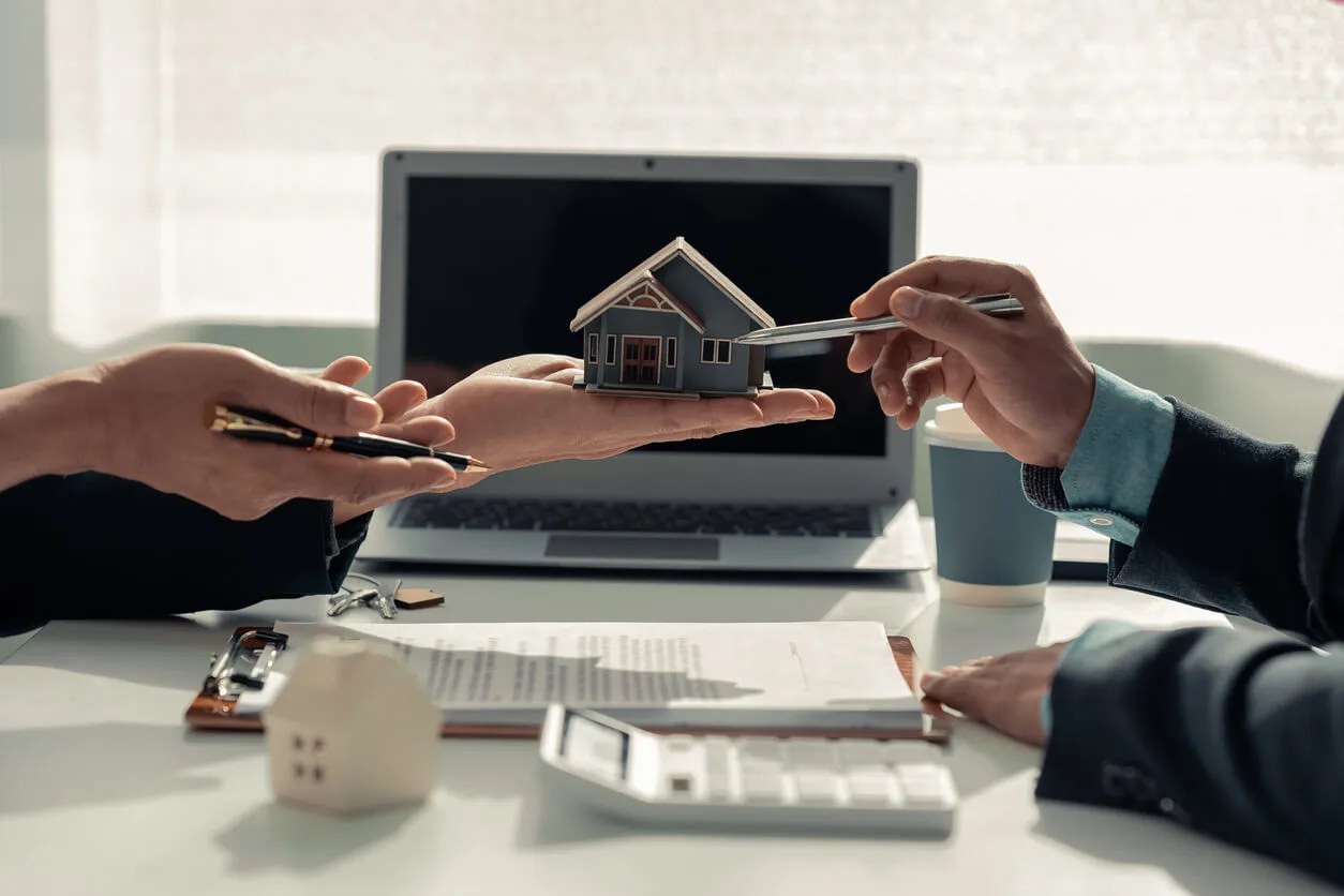 La solidité financière détermine la faisabilité réelle d’un investissement immobilier. Sans chiffres maîtrisés, le projet reste théorique. Les banques analysent la cohérence globale, pas uniquement le bien.