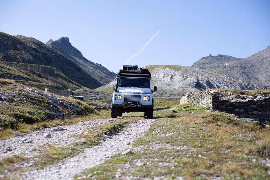 landrover auf zugefrorenem See