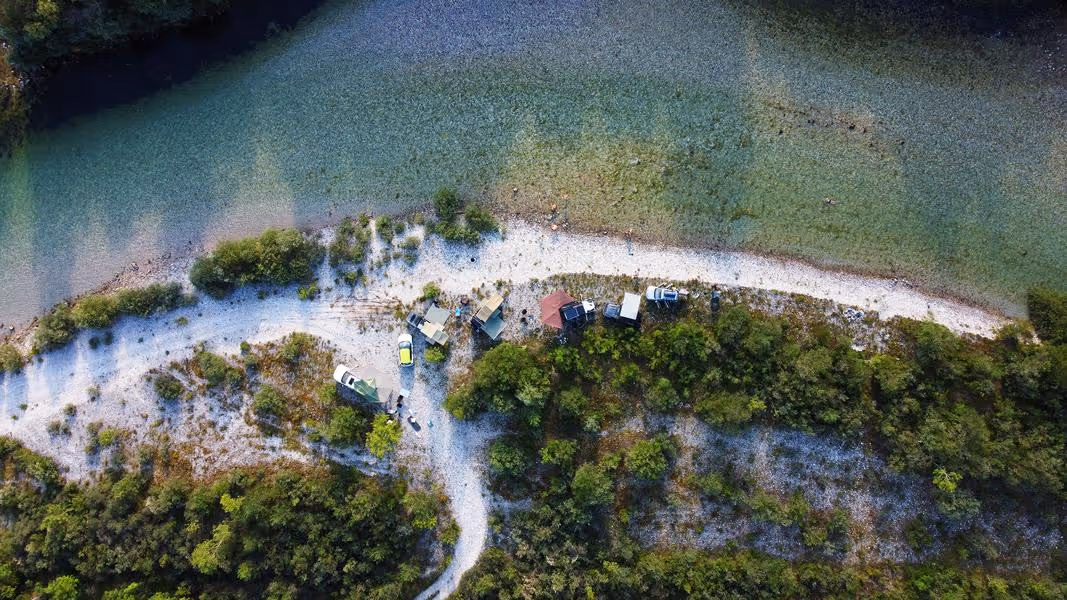 Mann steht an einem Aussichtspunkt