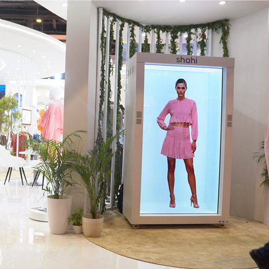 Autonomous holographic display operating without staff during an exhibition