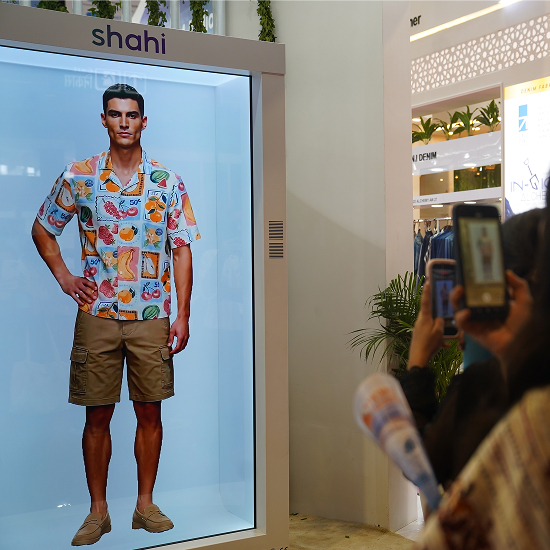 Digital garment presentation showing fabric movement in HoloBox911