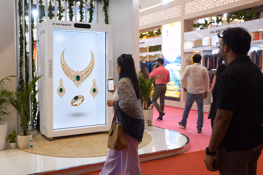 HoloBox911 display presenting a necklace, earrings and ring together as one jewellery collection view