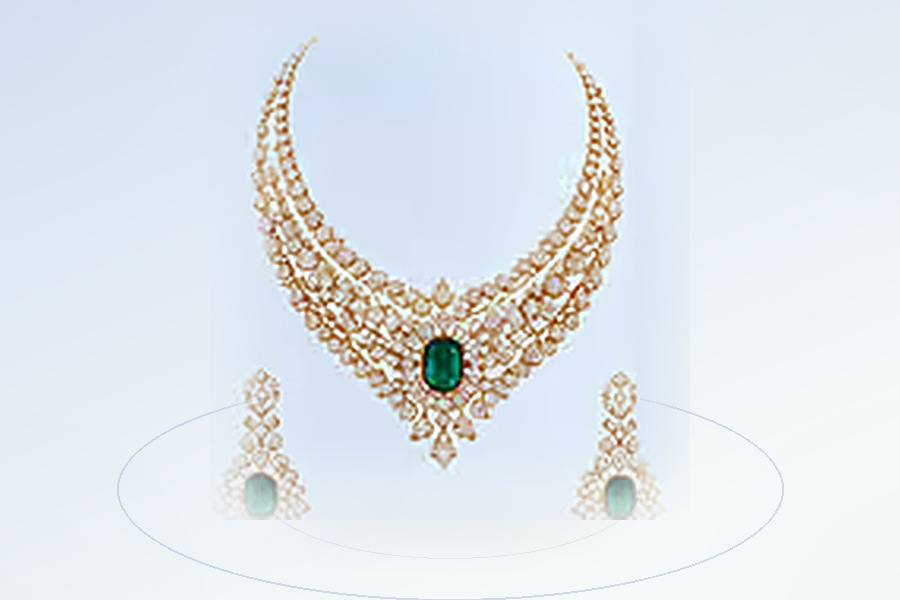 Concept visual: diamond and emerald necklace presented through a controlled 360 degree rotation