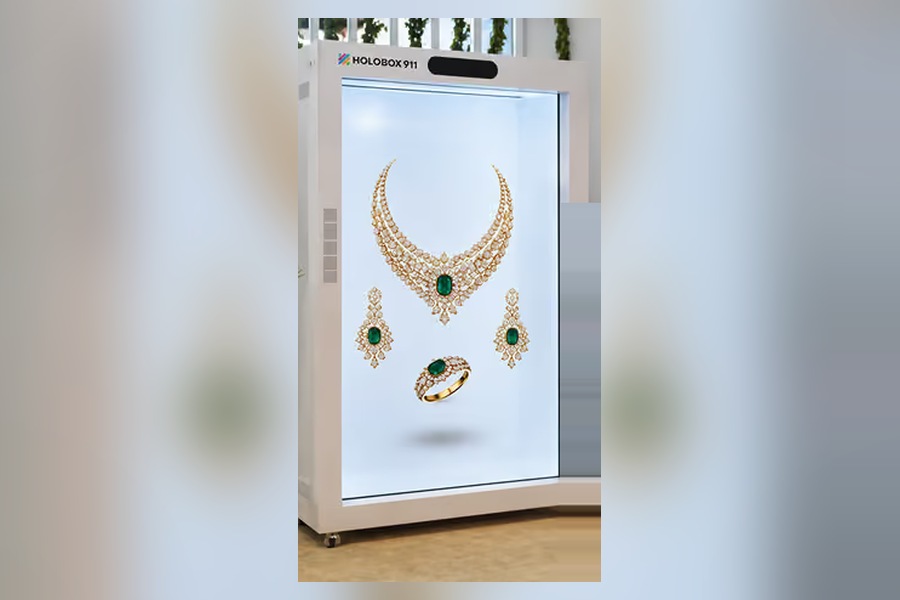 HoloBox911 display showing a diamond and emerald necklace suite as large-format 3D jewellery content
