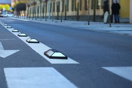 Foto separador Split sobre carretera línea continua.