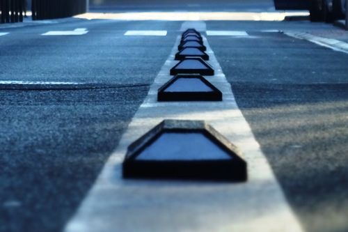 Foto separador Split sobre carretera 1