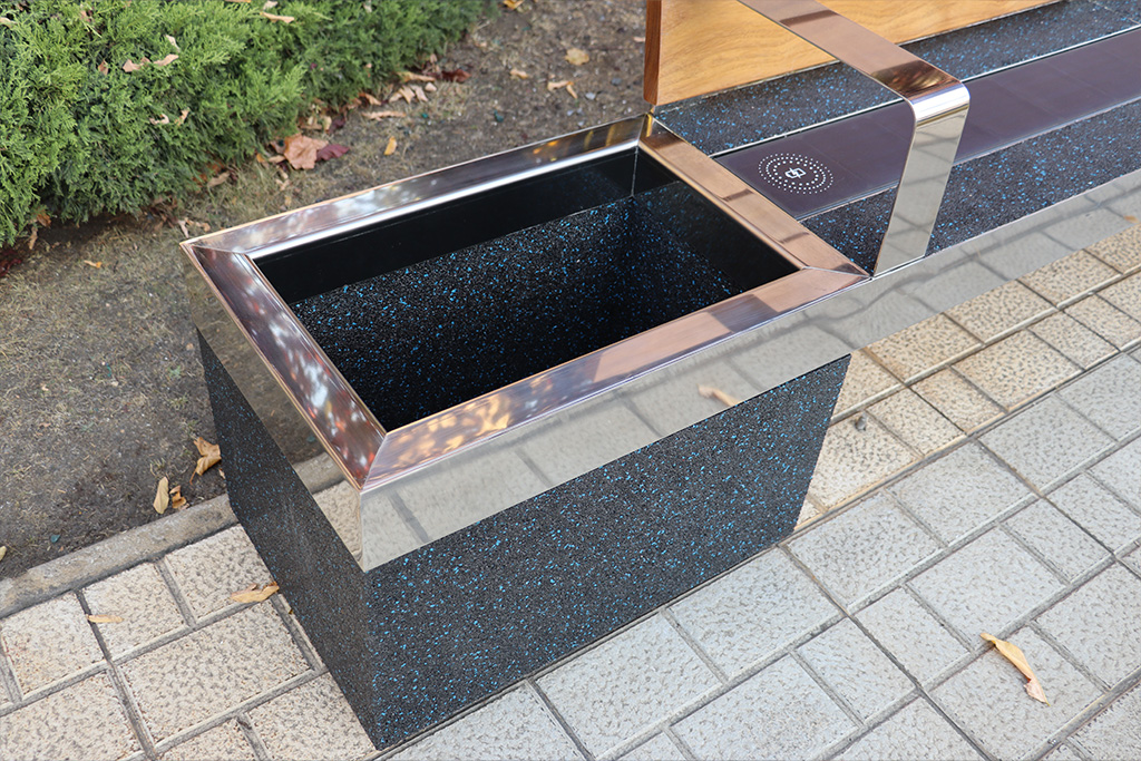 Plano detalle de la jardinera vacía del Banco Bridge