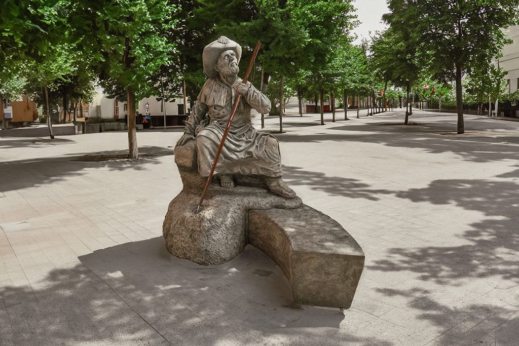 Escultura de Santiago en la plaza de una ciudad. 
