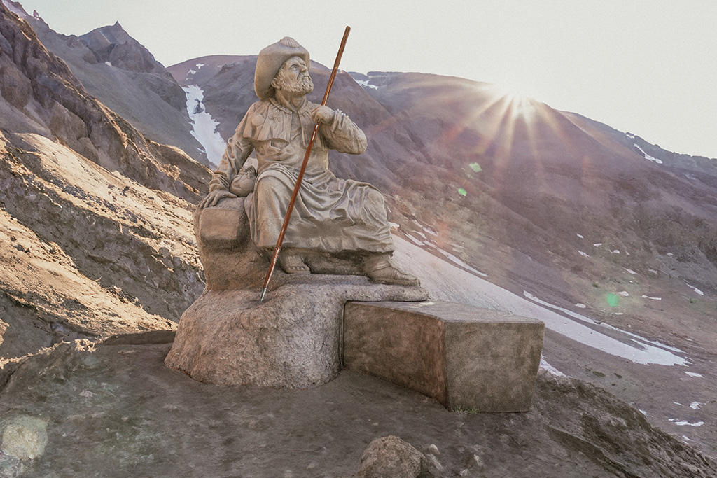 Escultura de Santiago en mirad de la montaña. 