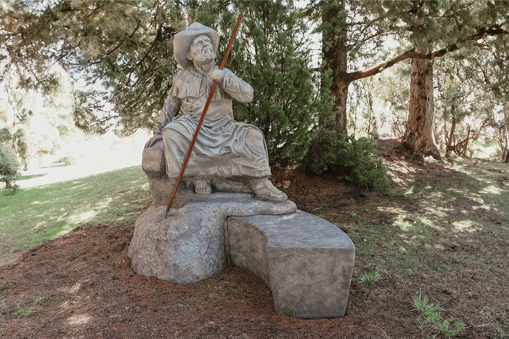 Escultura de Santiago Apóstol en mitad de la naturaleza. 