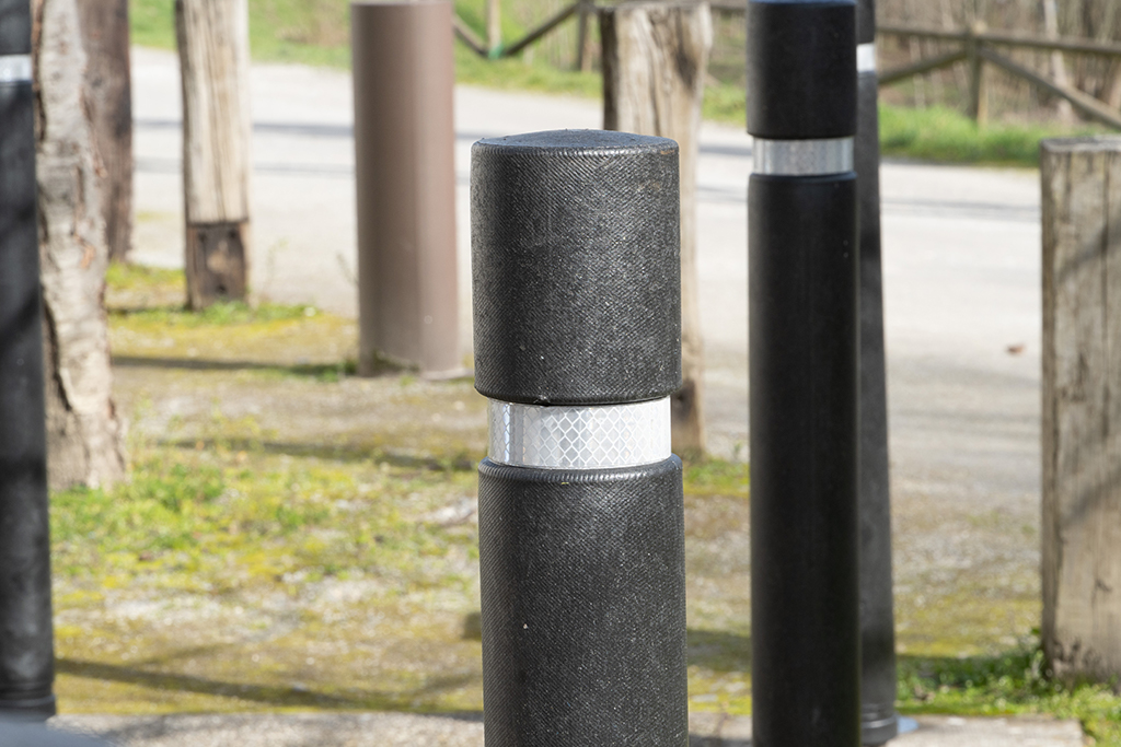 foto real del bolardo plástico neocurve en parque