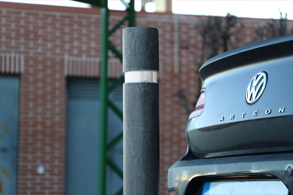 bolardo empotrable neuplastic al lado de coche