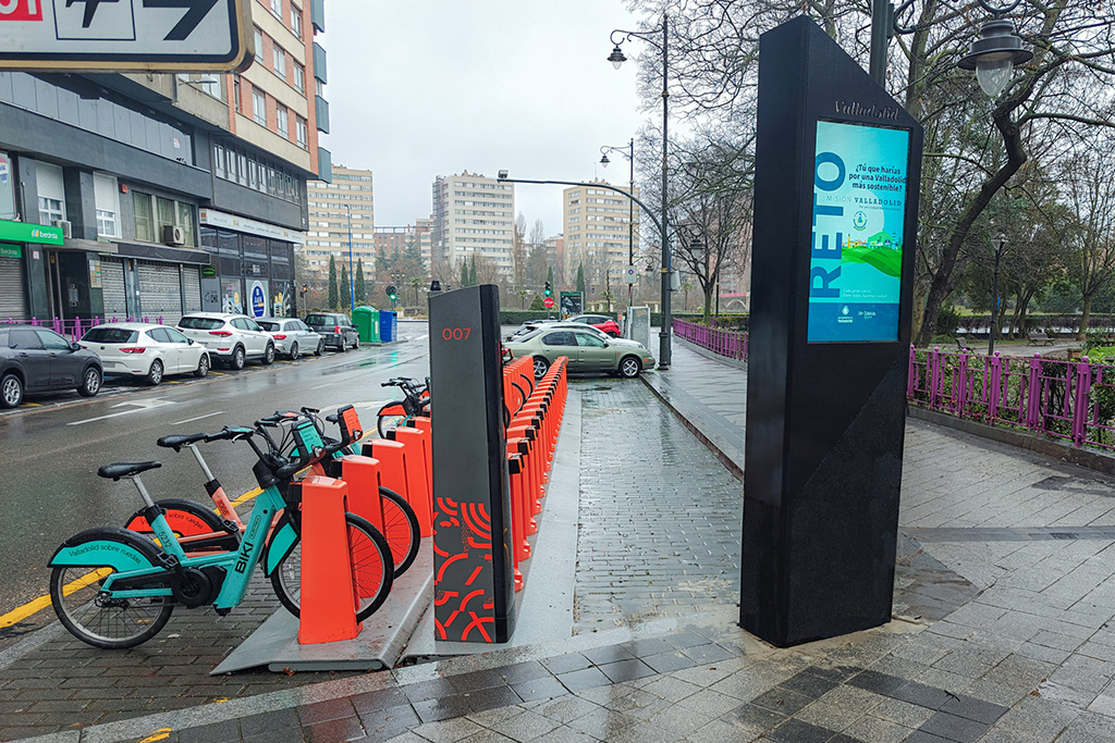 Foto real de mupi publicitario en Valladolid, plaza Poniente. 