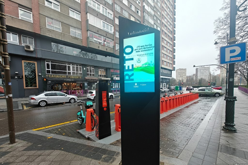 Foto real de mupi publicitario en Valladolid para anunciar bicicletas eléctricas. 