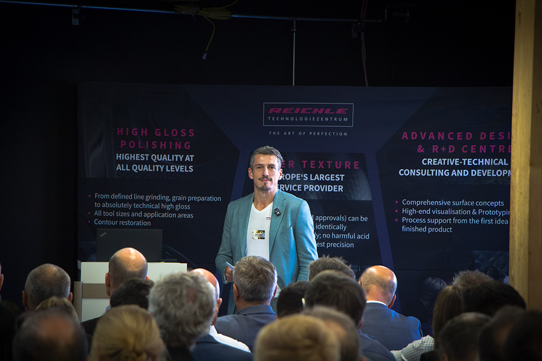 TechDay 2025: Das Reichle Technologiezentrum und VOTTELER zeigen in einem zweitägigen Event, wie In-Mold Coating und Lasertexturierung die Fahrzeugspritzlackierung ersetzen können