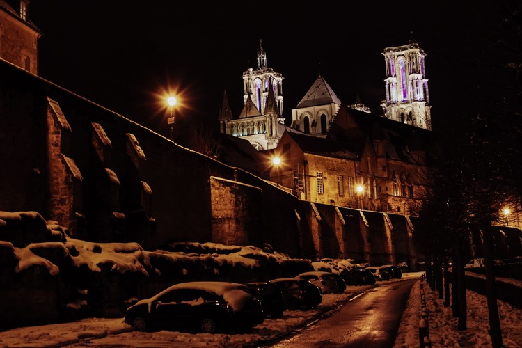 Photographie de la cathédrale de Laon enneigée durant la nuit  