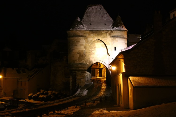 Photographie d'une ruelle à Laon enneigée