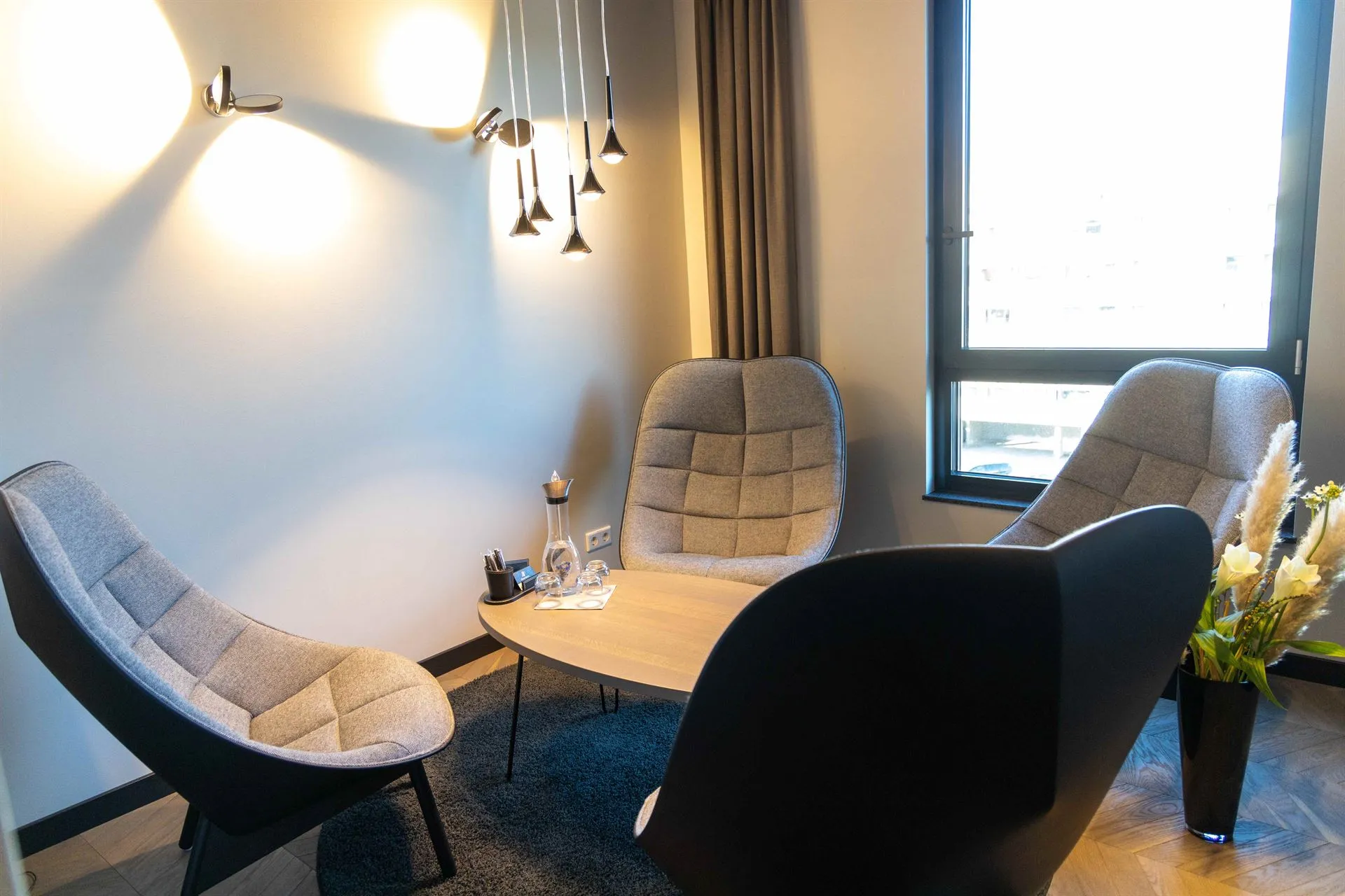 Lounge- oder Wartebereich mit zwei Sesseln und Wandlampe