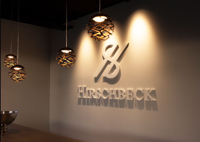 Eingangsbereich mit beleuchtetem Hirschbeck-Logo