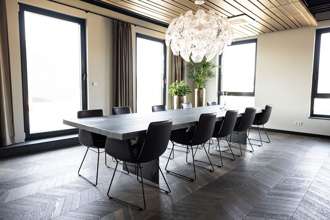 Großer Besprechungsraum mit modernem Tisch und Tageslicht