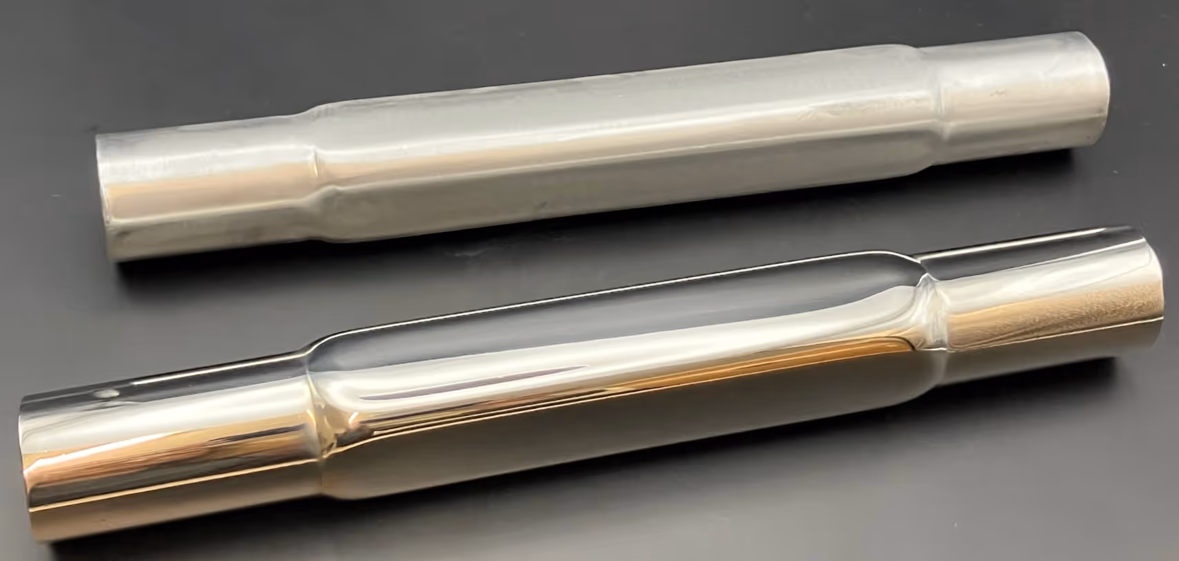 Tubo quadrato raggiato con estremità del tubo ridotte a 33,7 mm di diametro esterno (acciaio inox 316L, 34,5 x 34,5 x 1,5 mm)