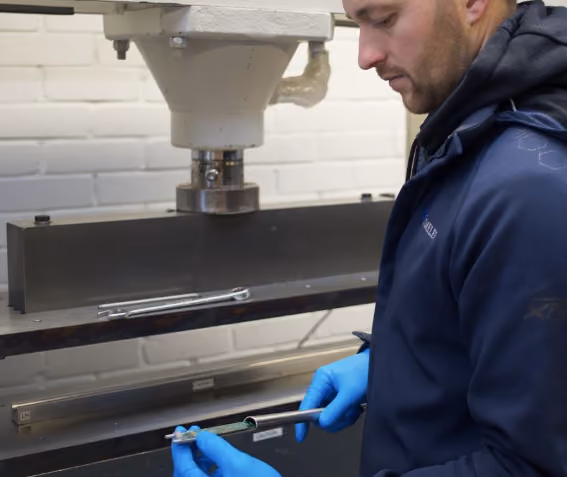D-förmige Rohre zur Aufnahme elektronischer Bauteile