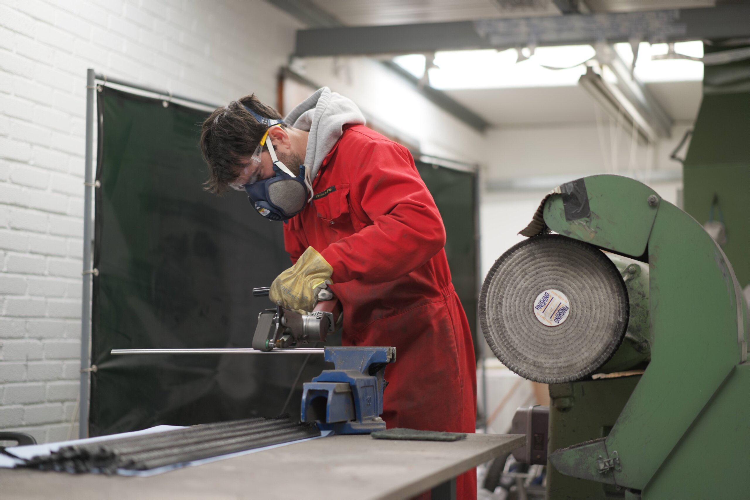 Polissage d'un tube en acier inoxydable dans l'atelier de polissage