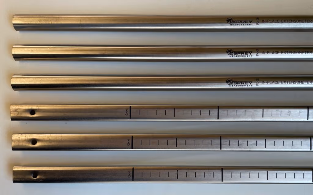 Das schlanke D-förmige Rohr ist beidseitig lasergraviert