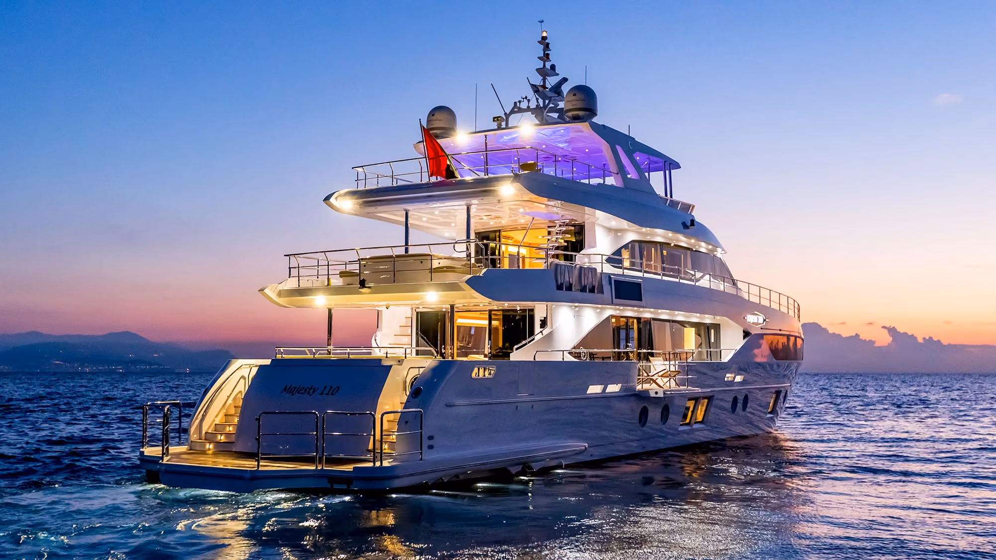 Tijdloze roestvrij stalen ovale buizen gebruikt voor luxe leuningen op Gulf Craft Majesty 100