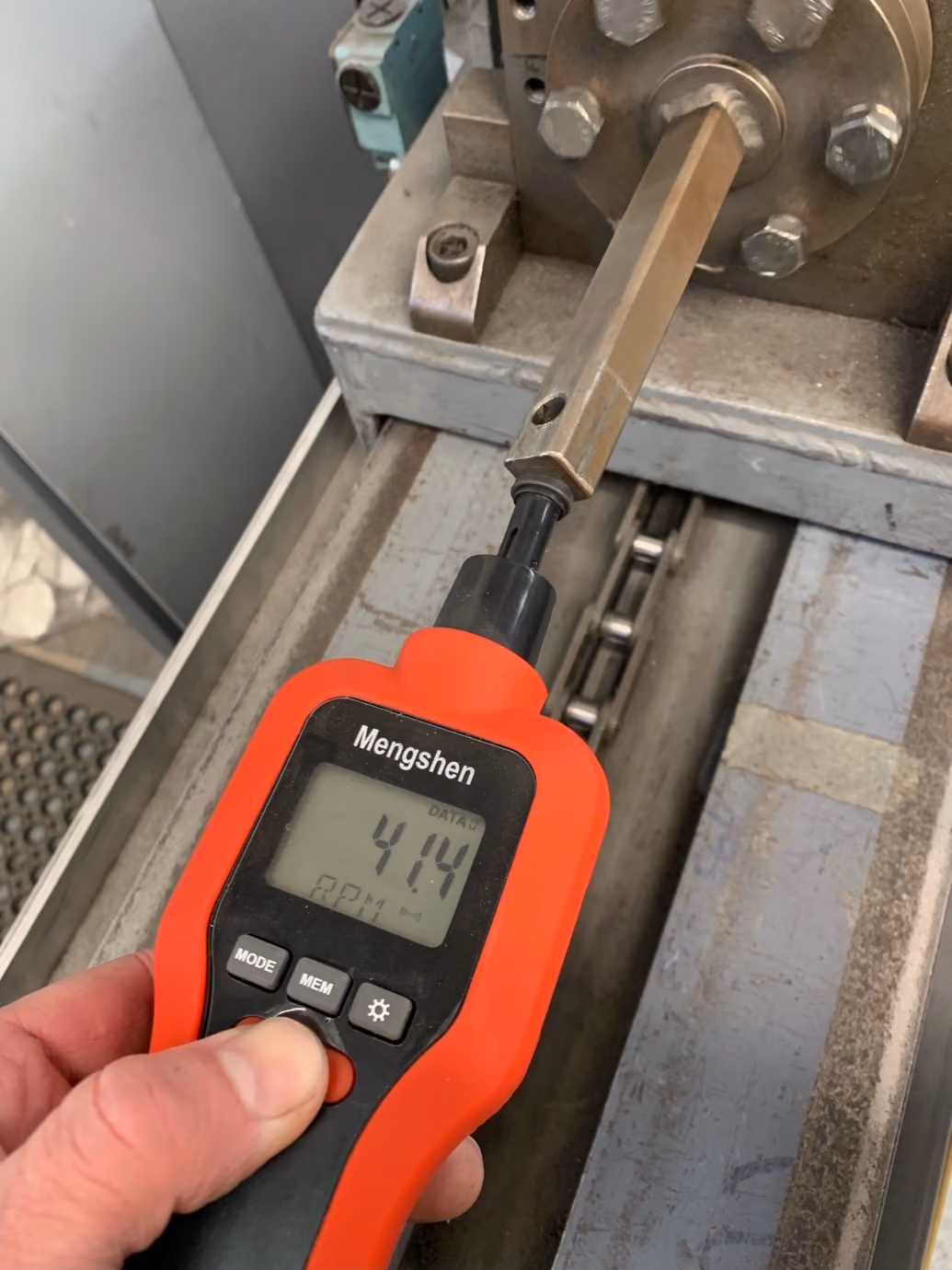 digitaler Tachometer zur Messung der Drehgeschwindigkeit der Rohrzugmaschine