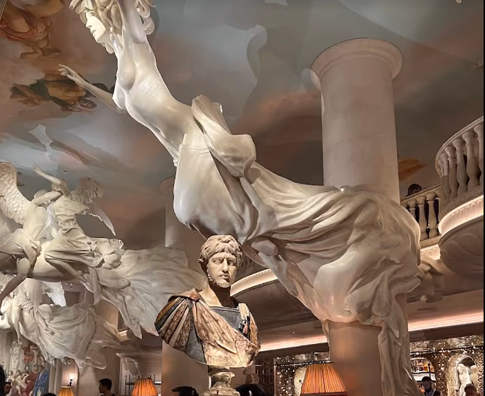 Dramatische Innenarchitektur im griechisch-mediterranen Restaurant Bacchanalia.