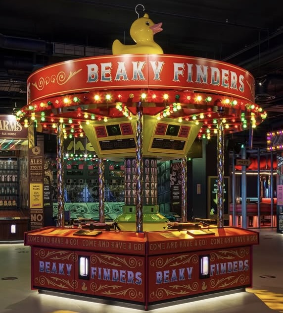 Twisted square-to-circular tube-end transition for fairground centrepiece