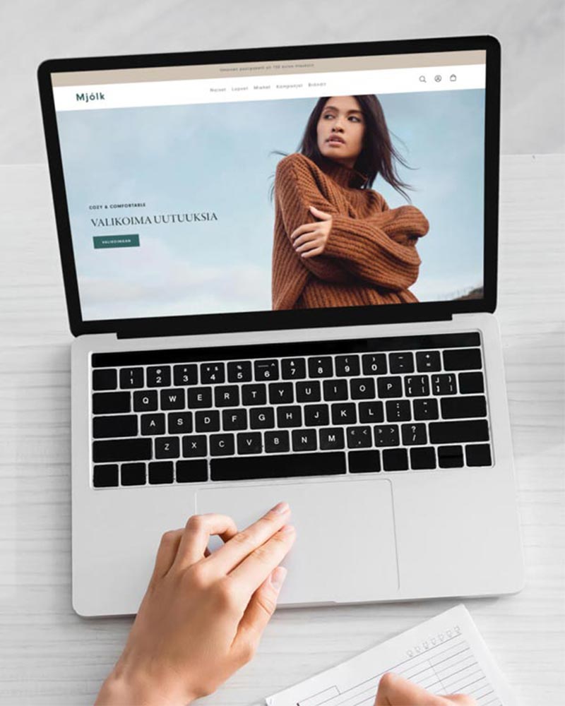 Henkilö osoittaa kasvavaa kaaviota kannettavan tietokoneen näytöllä