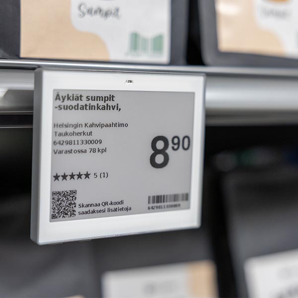 Myymälän tiskillä asiakas on maksamassa ostoksiaan ouhelimen lähimaksulla