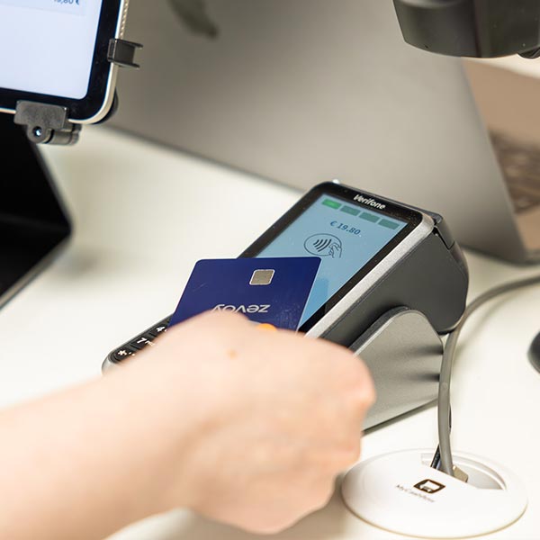 Kaksi iloista myyjää käsittelee tilauksia myymälässä