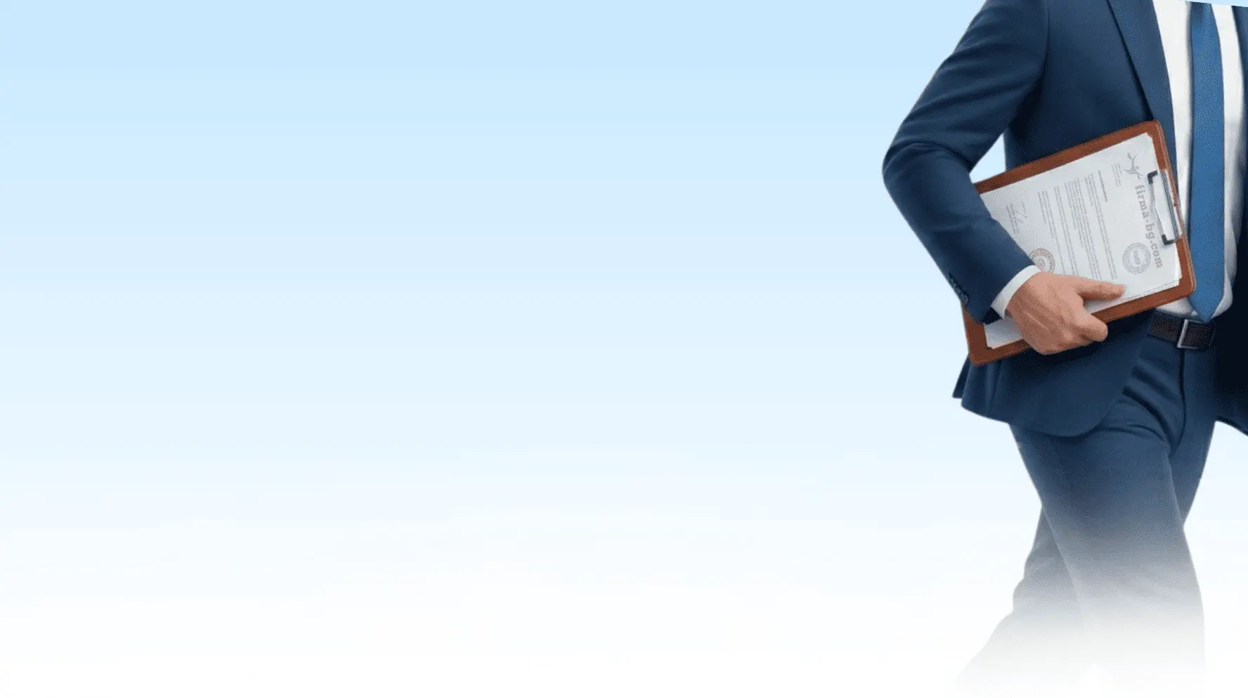 Част от бизнесмен в син костюм, държащ папка с документи