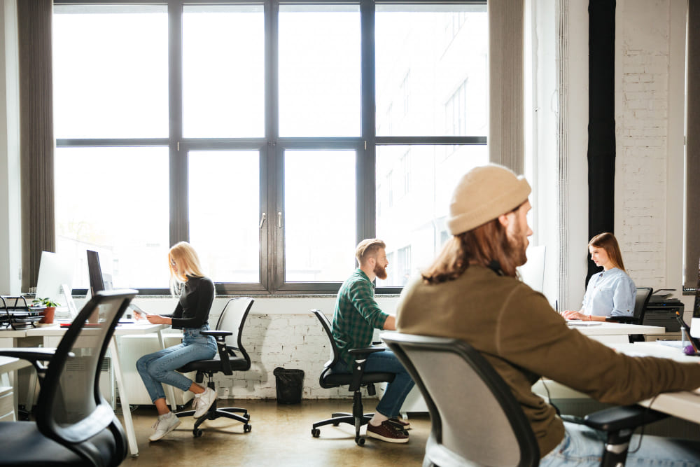 Een groep mensen werkt in een co-working space.