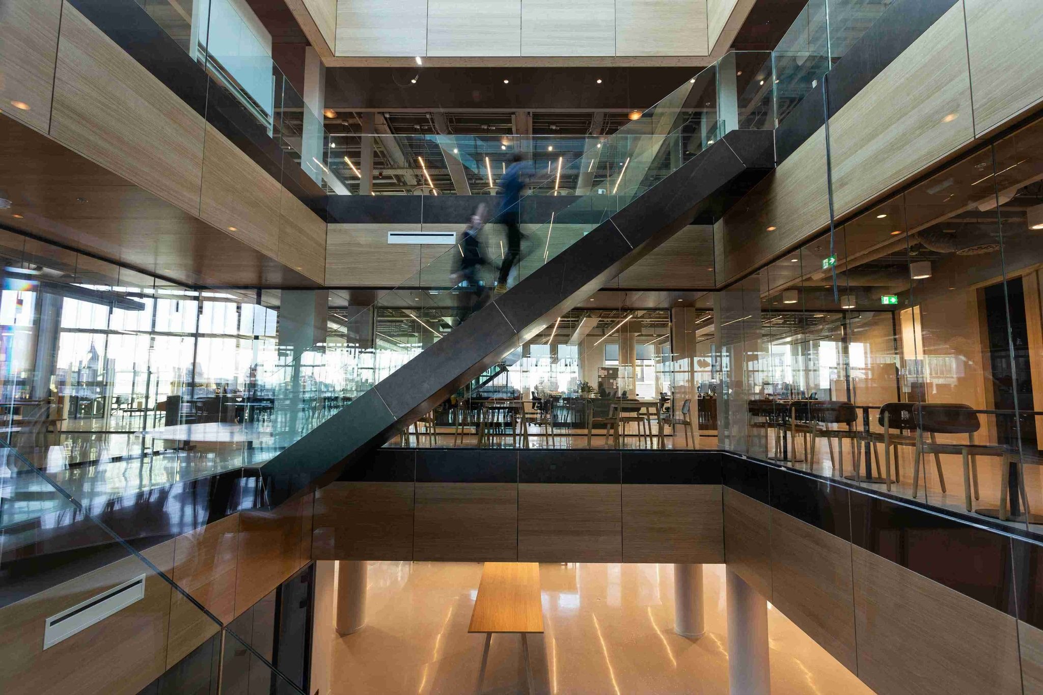 Ein Gebäude mit Personen in Bewegung.