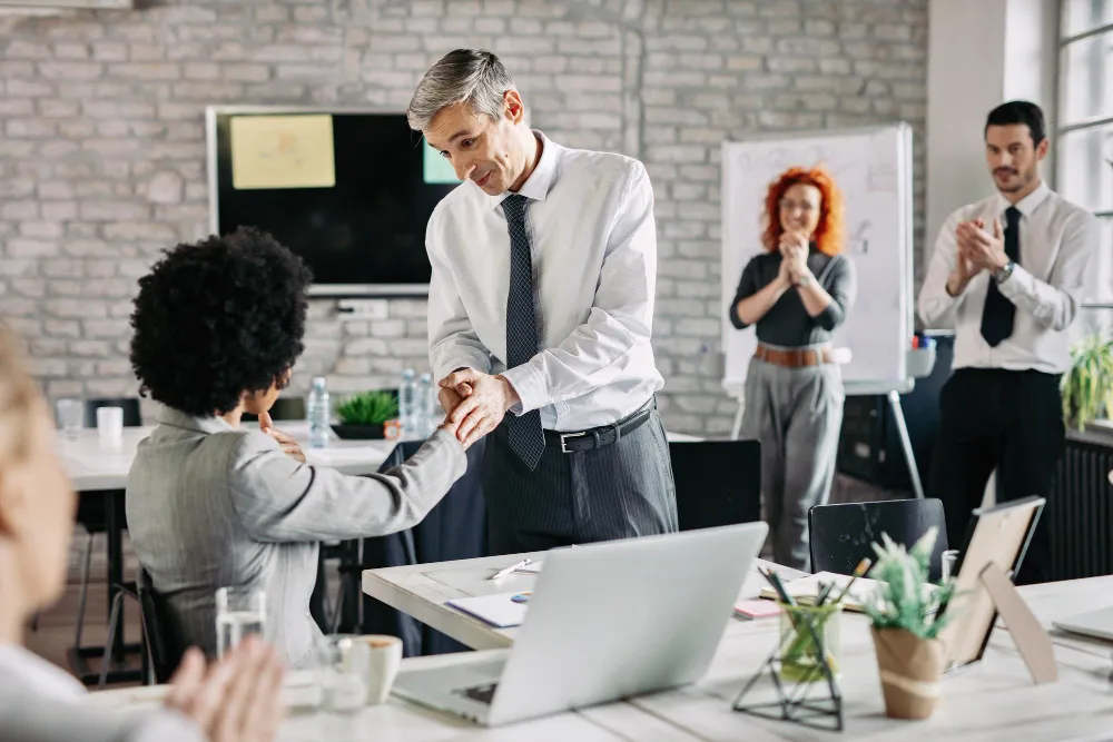 Promouvoir le succès en équipe : Guide de reconnaissance des employés