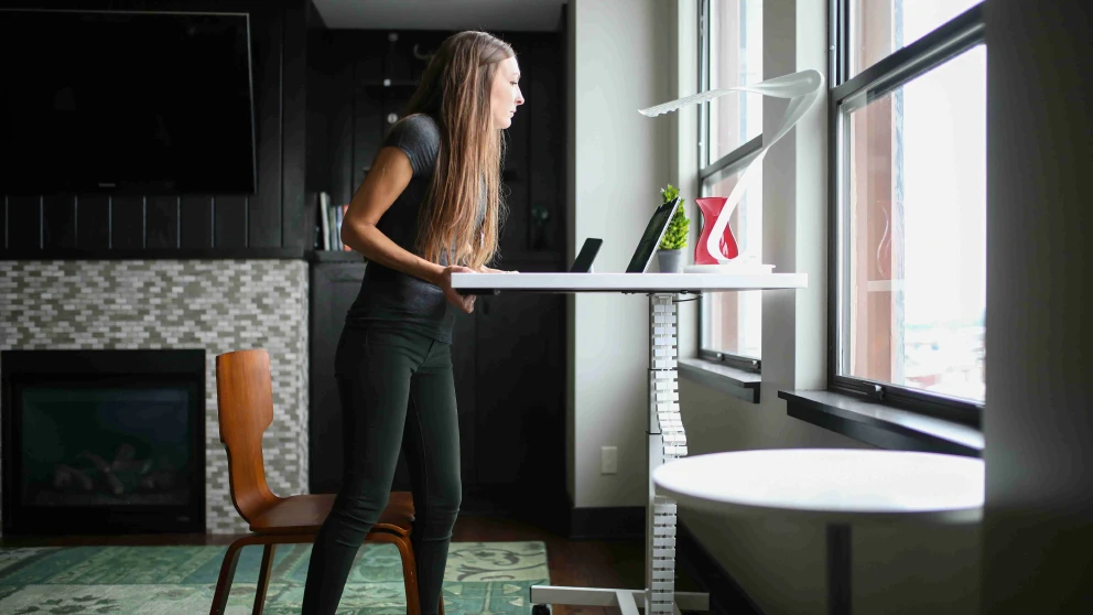 Desk Hopping: Definition, Vorteile, Nachteile & Bedeutung für moderne Arbeitsplätze