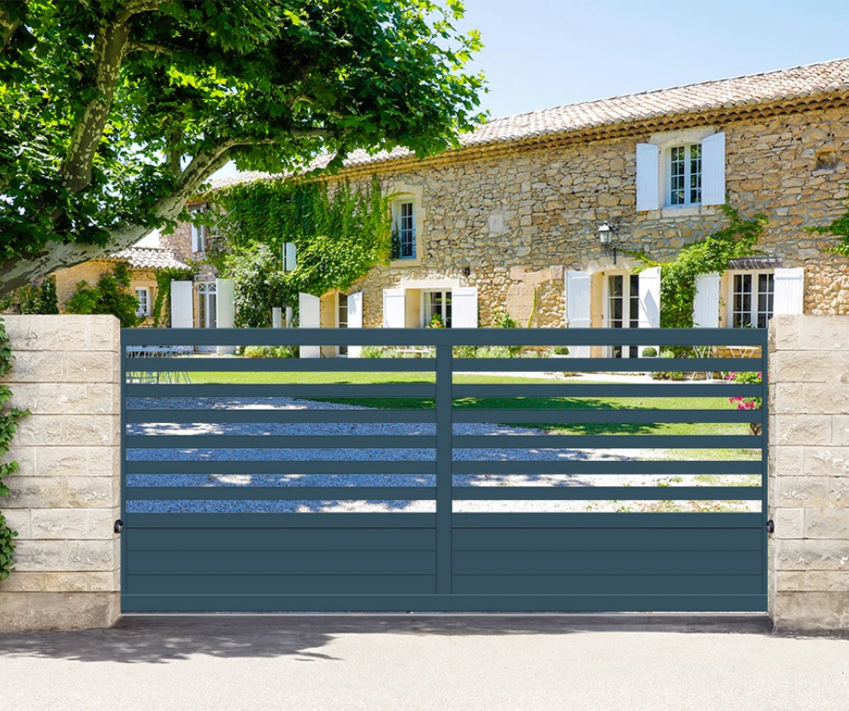 Portails d'entrée, intimité et voisinage : quand le design structure l’espace… jusqu’à la piscine