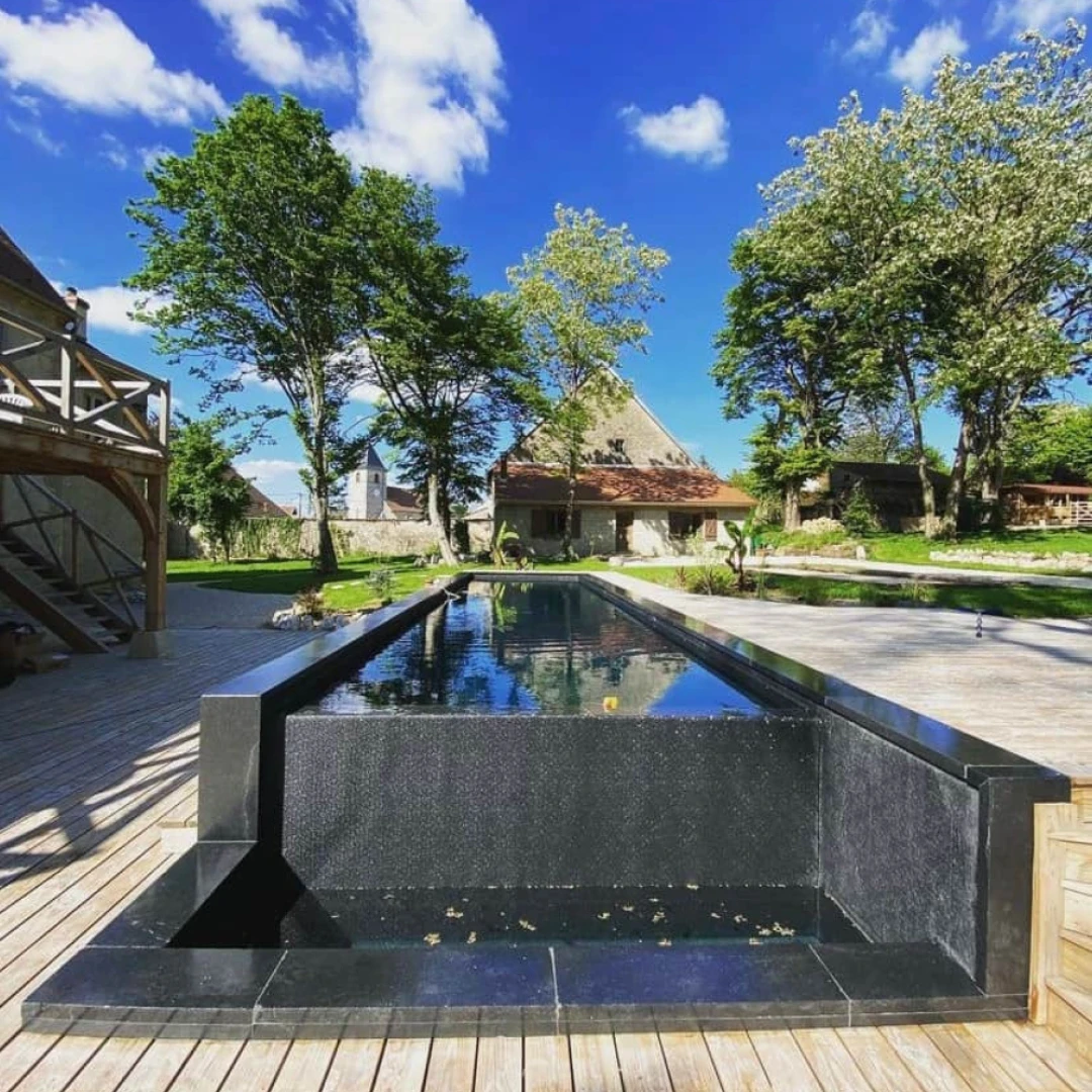 Margelles de piscine en pierre naturelle : comportement, entretien et rôle dans la durabilité du bassin 