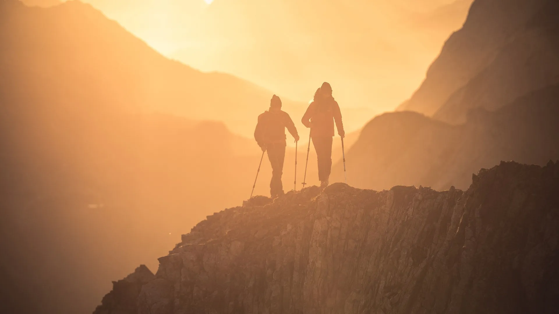 Wandern bei Sonnenaufgang