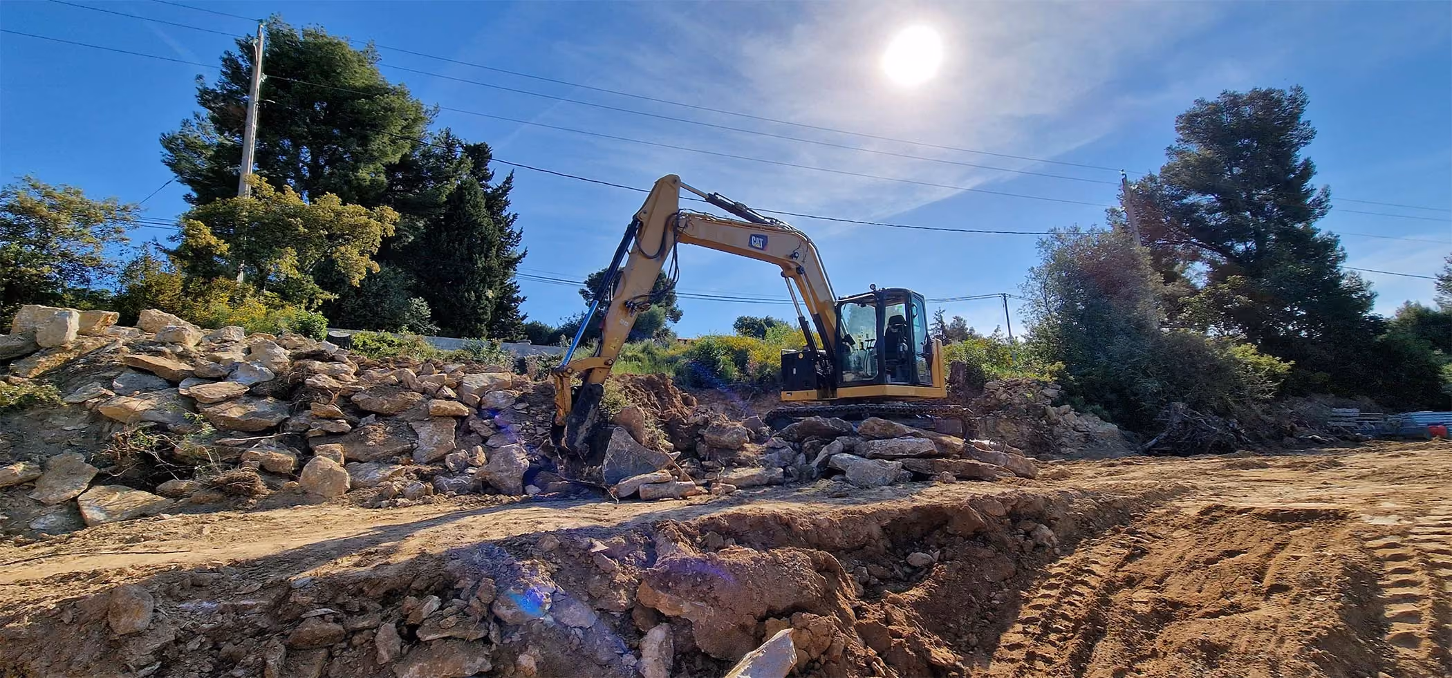 Dans le cadre d'une mission de terrassement, nous préparons le sol en creusant en profondeur et en déplaçant d’importantes quantités de terre ou de roche.