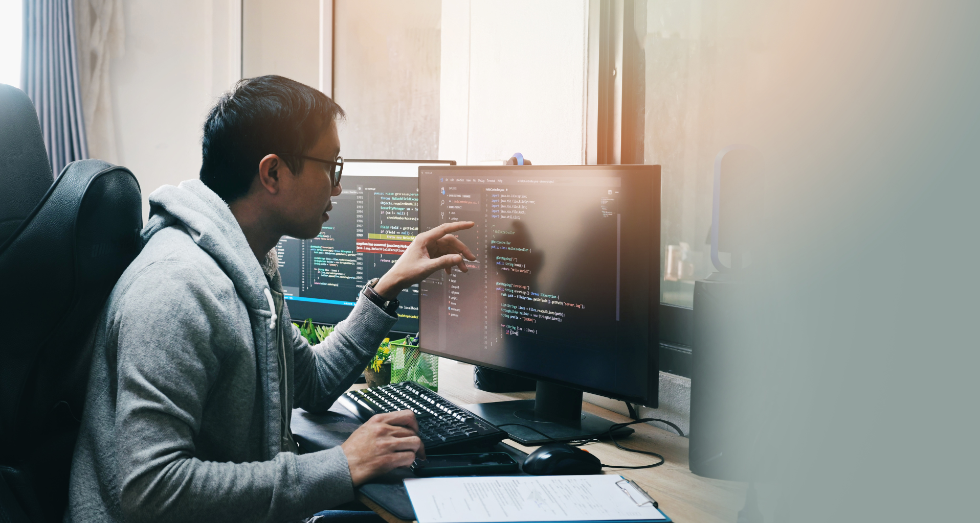 Ingénieure en traitement du langage naturel travaillant sur des modèles d’intelligence artificielle, devant plusieurs écrans affichant des architectures NLP, des visualisations de cerveau numérique et du code, dans un environnement de bureau moderne.