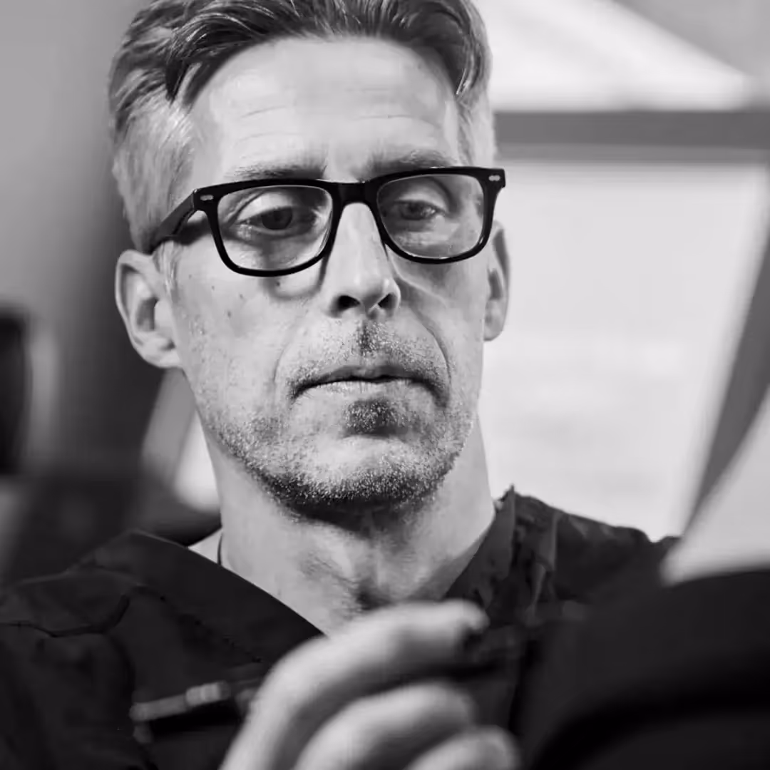 Ansatt som illustrerer profesjonell behandling hos C Spesialist.