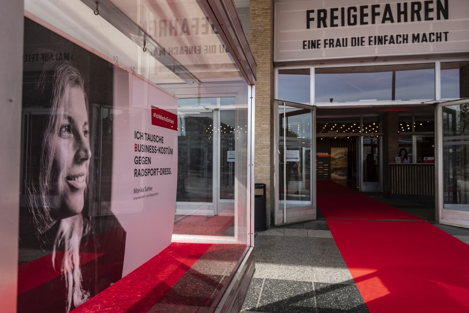 Roter Teppich vor dem Kino International, daneben das Filmplakat mit Monika Sattler