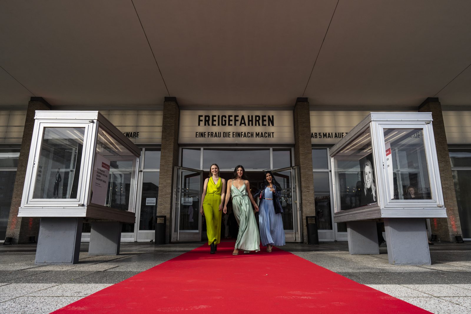 Gäste kommen über den roten Teppich zum Eingang des Kino International